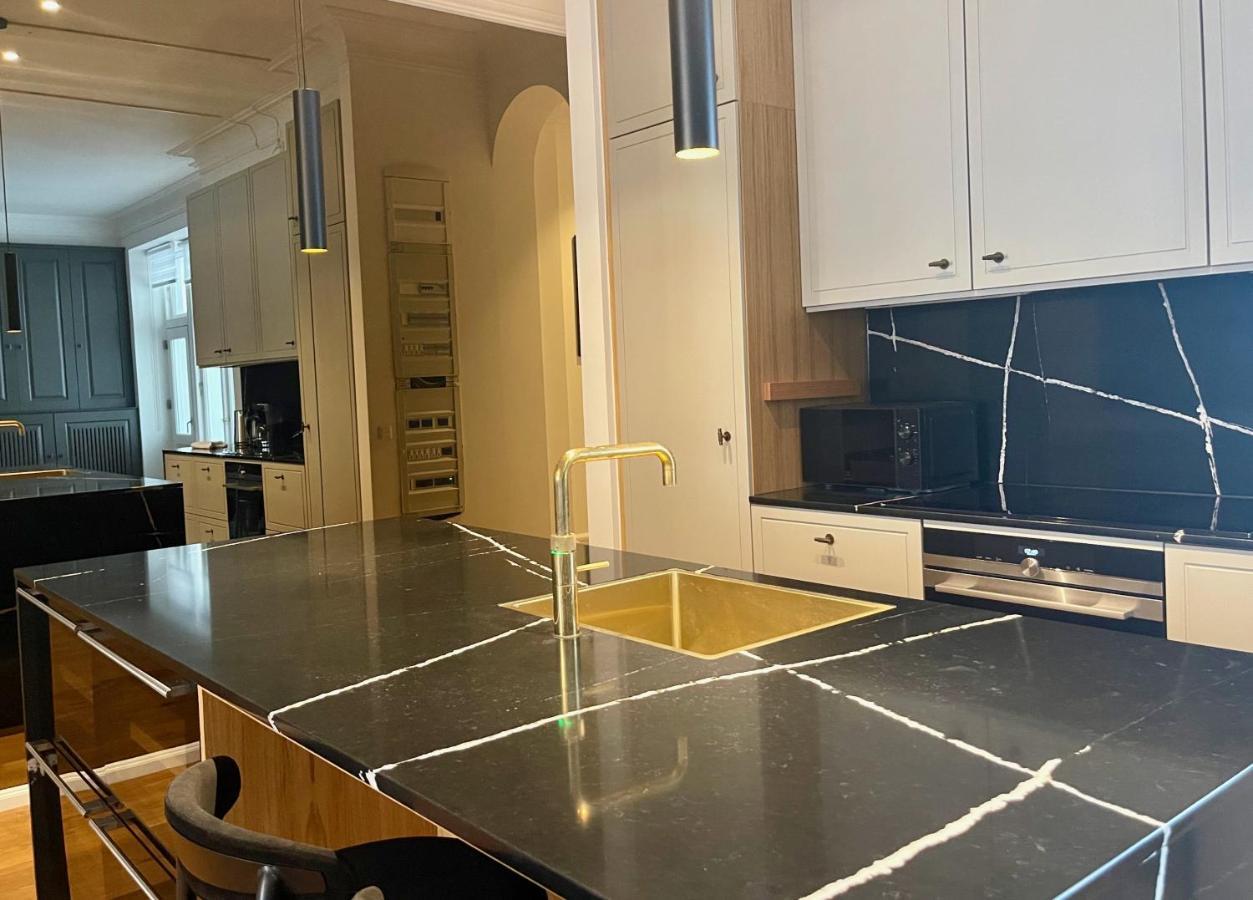 Beautiful 3 Bedroom Flat Next To The Marble Church Lejlighed København