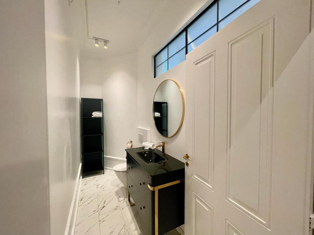 Beautiful 3 Bedroom Flat Next To The Marble Church Lejlighed København