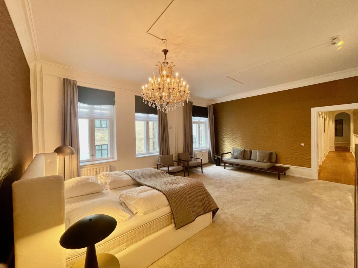 Beautiful 3 Bedroom Flat Next To The Marble Church Lejlighed København